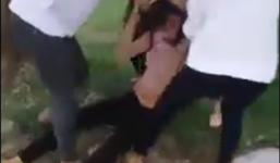 Mâu thuẫn trên Facebook, nữ sinh bị đánh hội đồng, lột đồ giữa đường